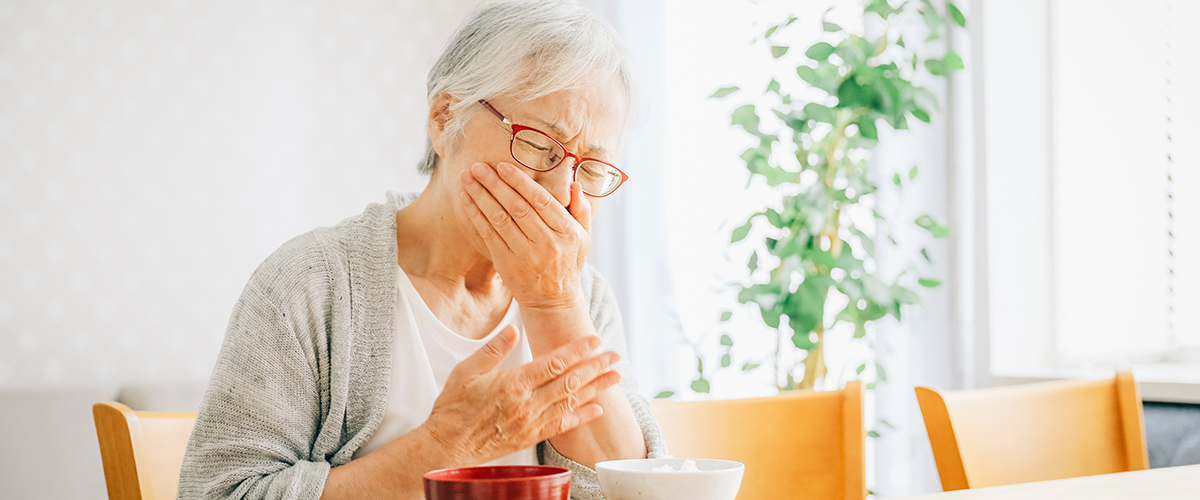 むせる高齢女性