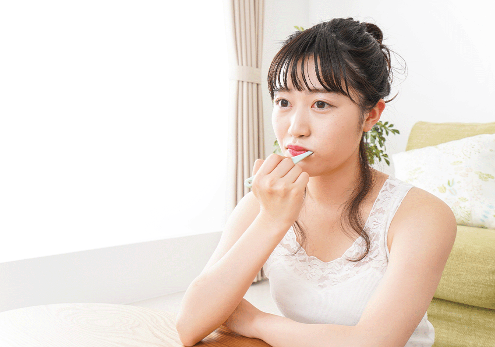 歯みがきをする女性