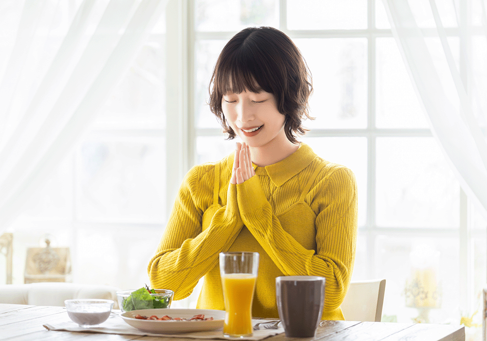 食事をする女性