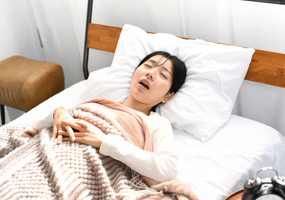 口を開けて寝る女性