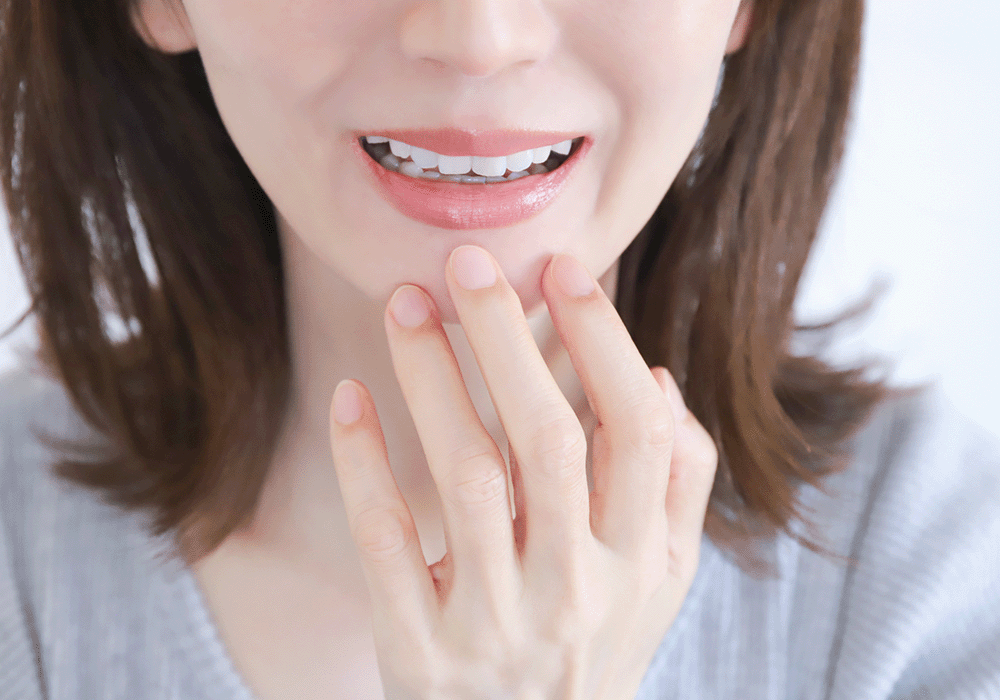 口元が気になる女性